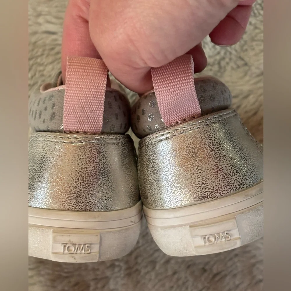 Toms Girl’s Fenix Mid Sneaker, size 5T